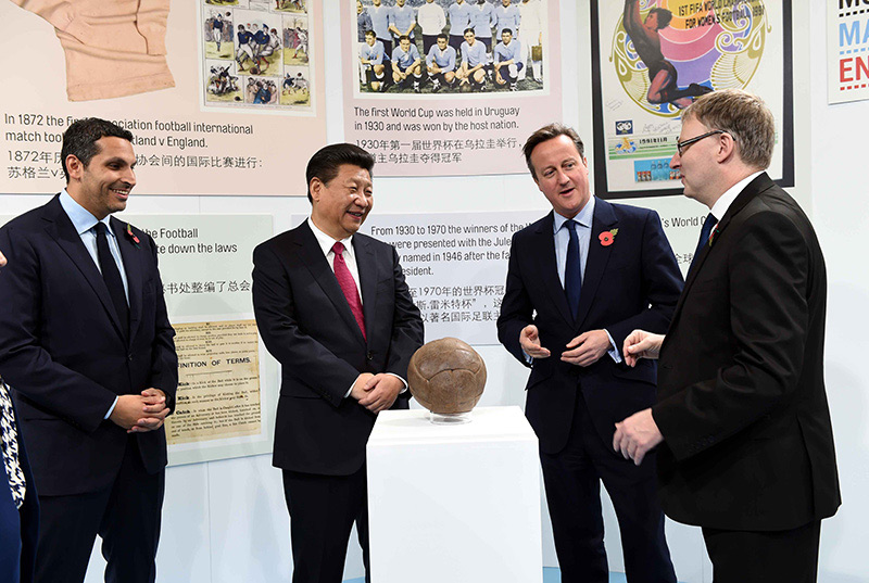 10月23日，国家主席习近平在英国首相卡梅伦陪同下，参观曼彻斯特城市足球学院。新华社记者 饶爱民 摄